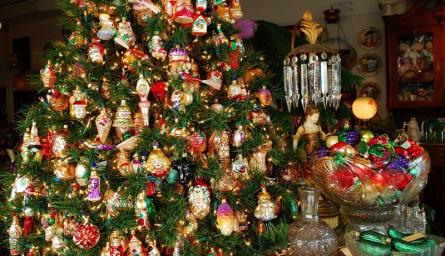 Как идеально украсить новогоднюю ёлку: 10 секретов от декораторов