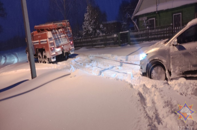 В Могилеве машины поплыли, в Гродно и Бресте застряли в снегу. Это еще не конец?