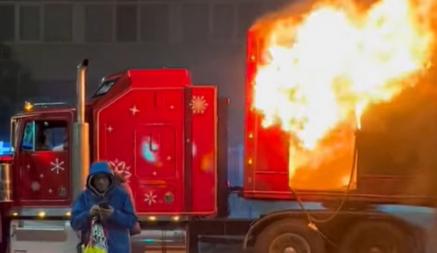 Какой год, такой и праздник. В Румынии загорелся новогодний грузовик Coca-Cola