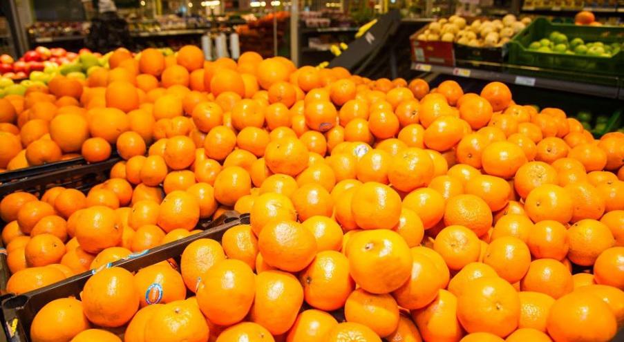 Эксперты советуют выбирать только мандарины насыщенного оранжевого цвета.