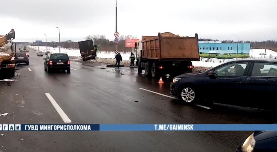 В результате ДТП, манипулятор откинуло на соседнюю полосу,