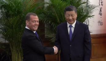 Медведев передал главе Китая послание от Путина