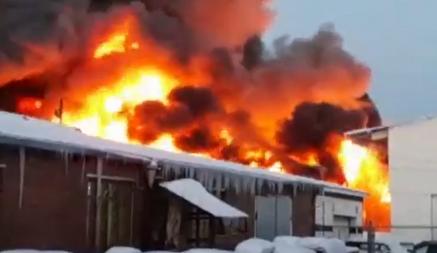 В Новосибирске случился масштабный пожар на складе