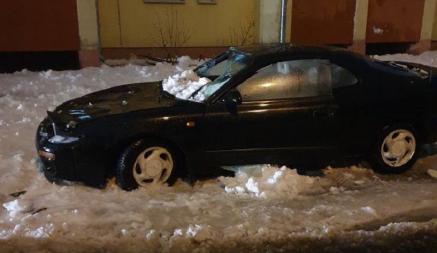 В Солигорске снег пробил лобовое стекло машины