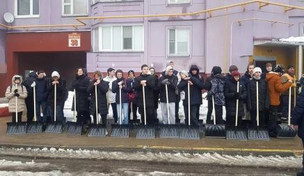 В Минске открыли 9 круглосуточных пунктов выдачи лопат. Бесплатно