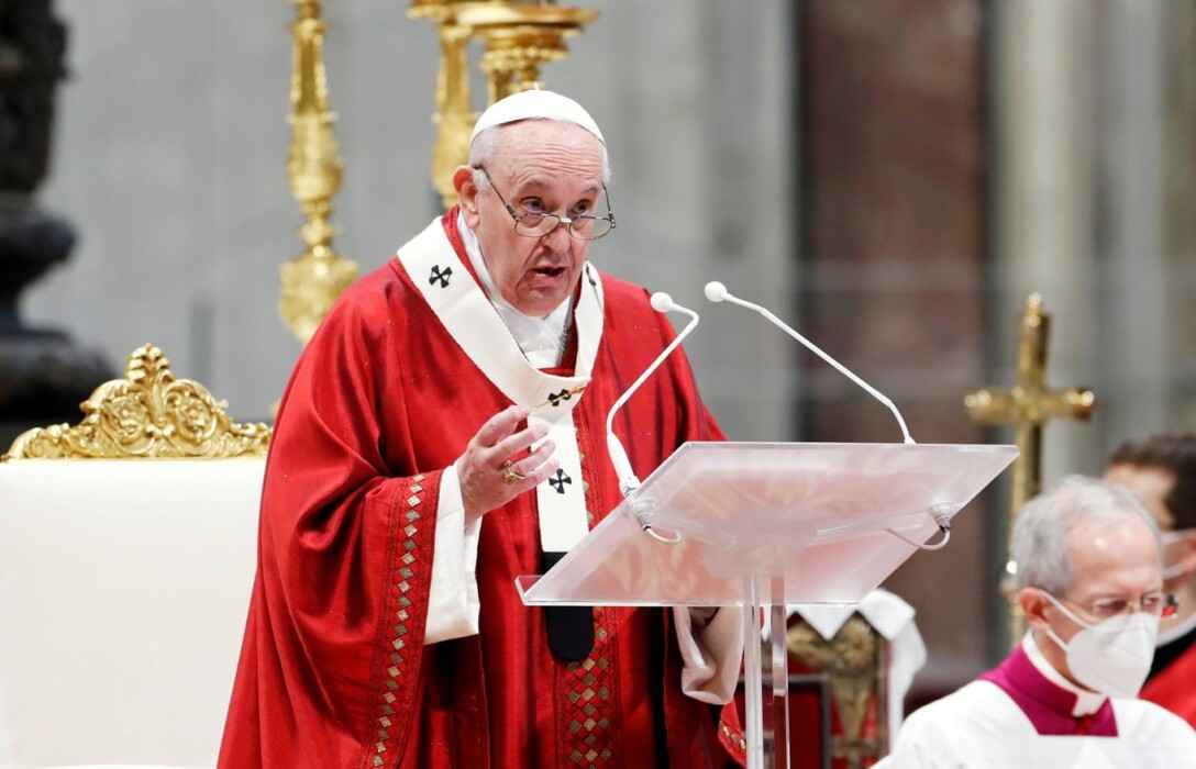 FILE PHOTO: Pope Francis leads the Pentecost Mass at St. Peter's Basilica at the Vatican May 23, 2021. REUTERS/Remo Casilli//File Photo