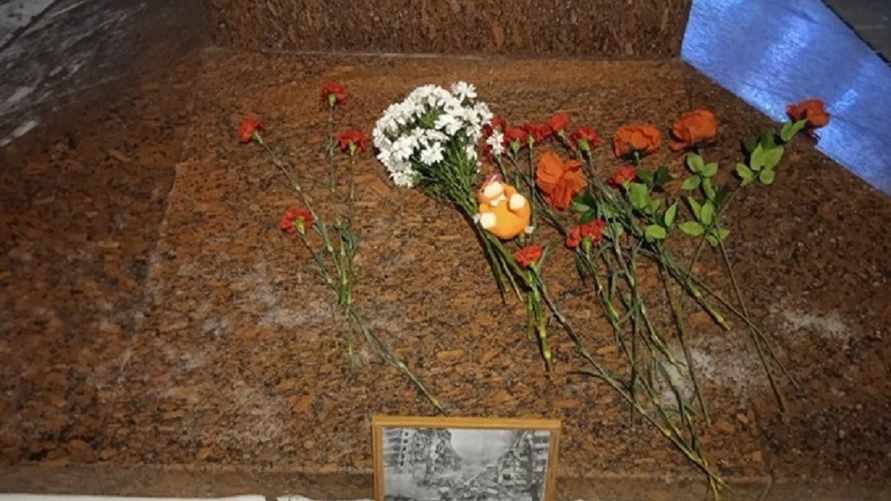 Москвичи принесли цветы и игрушки к памятнику Лесе Украинке