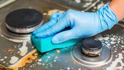 Вытираете остатки еды губкой? Вот почему стоит немедленно прекратить