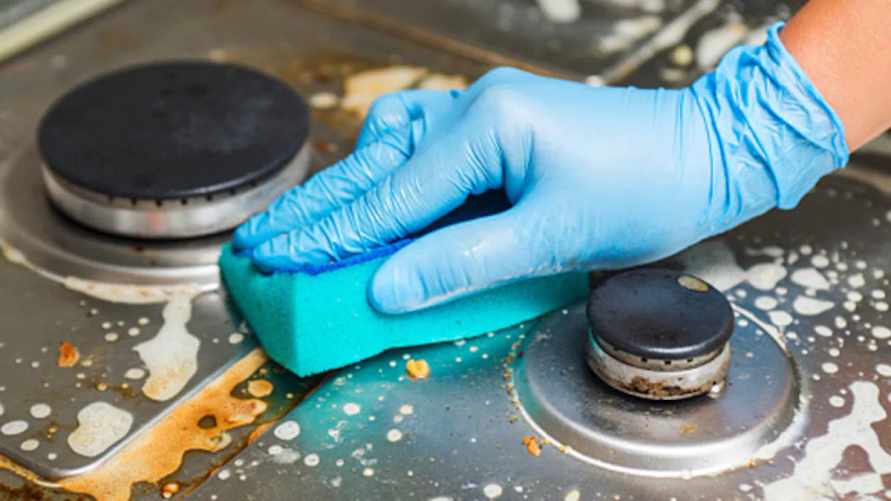 Вытираете остатки еды губкой? Вот почему стоит немедленно прекратить