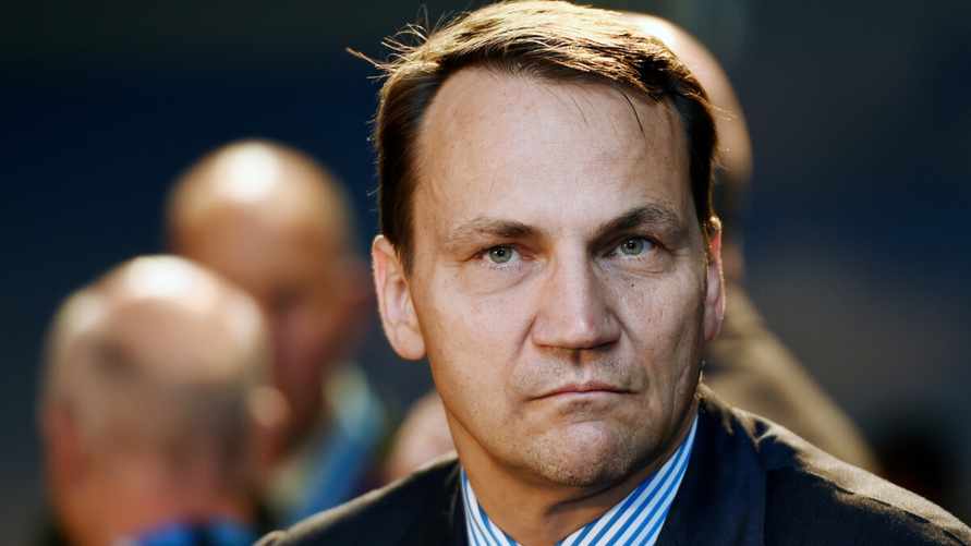 Сикорский заявил, что Польша хотела разделить Украину, и попал в скандал