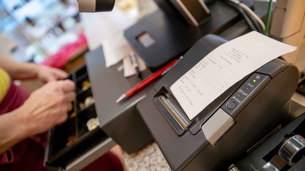 Стало известно, почему во многих магазинах Беларуси перестали работать кассы