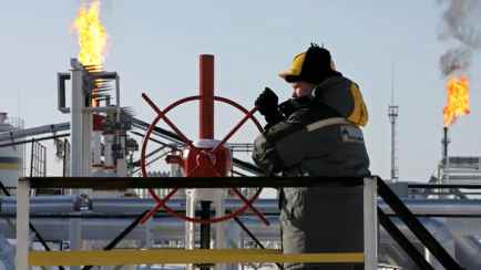 Нефть РФ продавалась вдвое дешевле мировой — Bloomberg