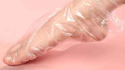 Не оборачиваете ноги пищевой пленкой? Узнали, почему это полезно для всех
