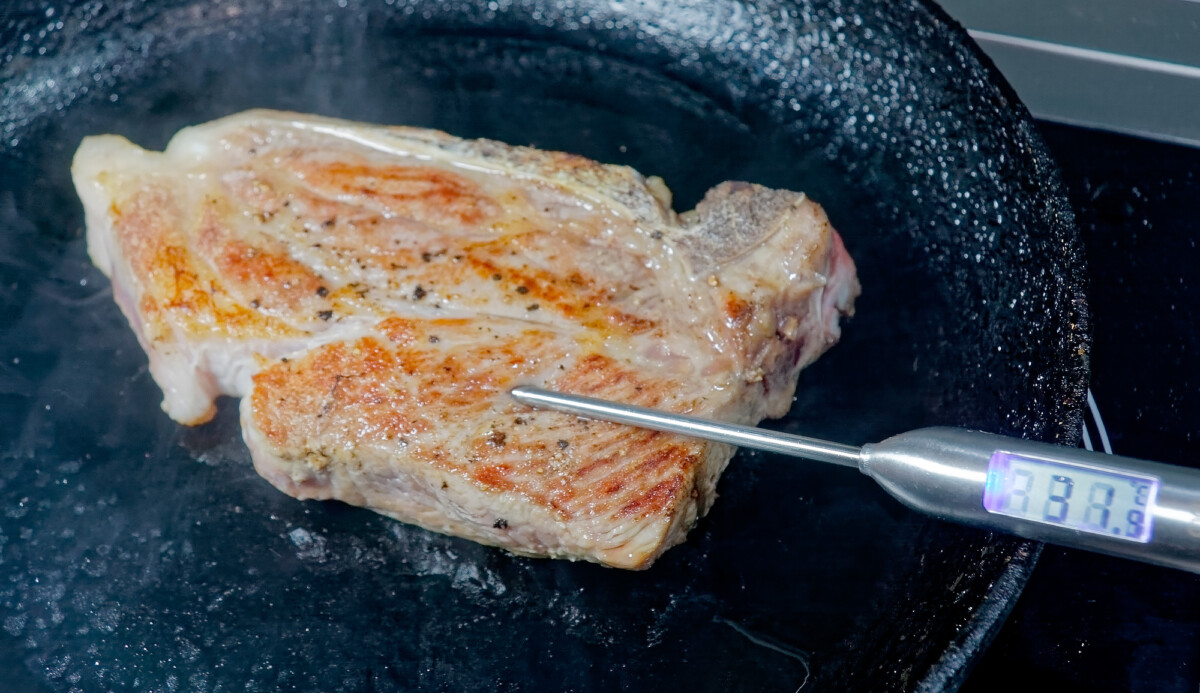 Учёные рассказали, почему мыть мясо перед приготовлением опасно