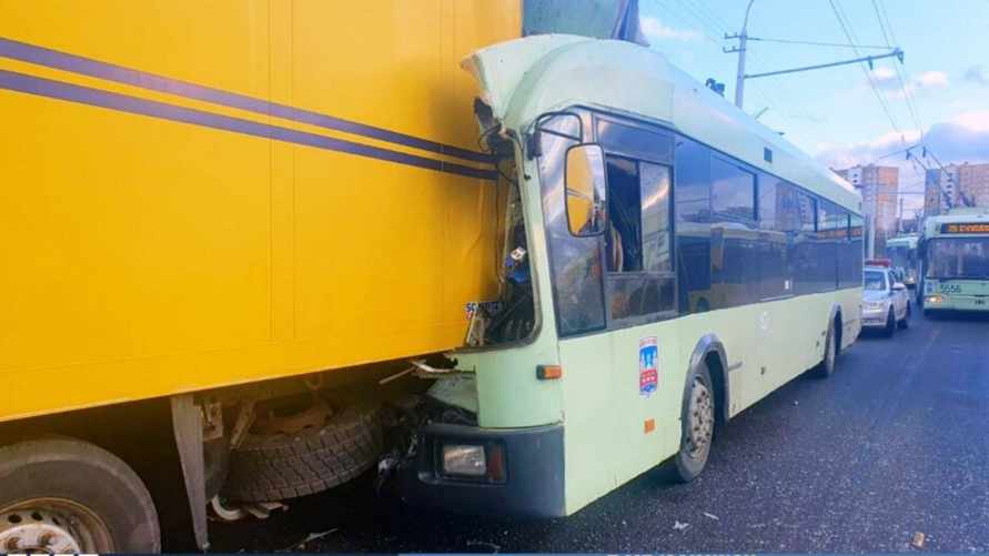 В Минске грузовик смял троллейбус