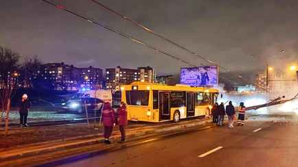 В Минске автобус столкнулся со столбом и загорелся