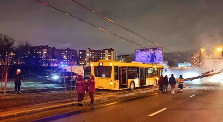 В Минске автобус столкнулся со столбом и загорелся