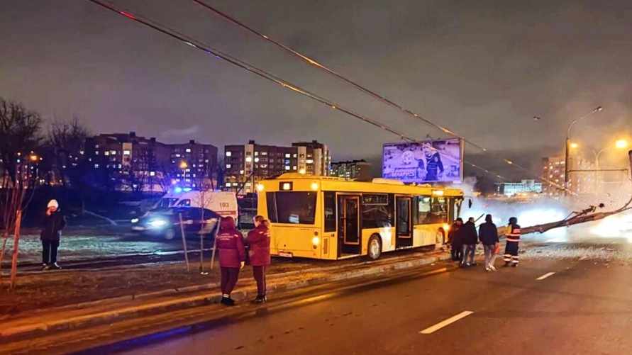 В Минске автобус столкнулся со столбом и загорелся