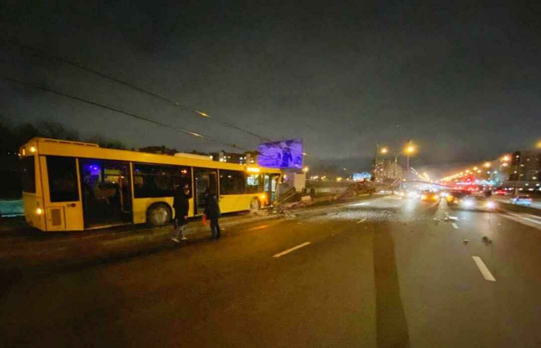 В ГАИ Минска рассказали, как автобус смог протаранить столб и загореться