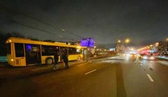 В ГАИ Минска рассказали, как автобус смог протаранить столб и загореться