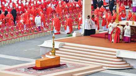 В Ватикане начались похороны Папы Римского