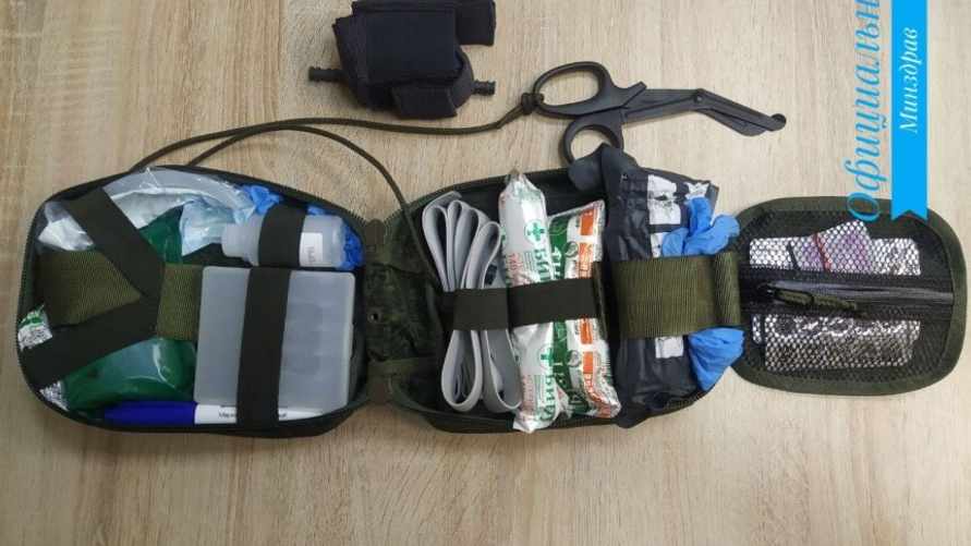 В Минздраве Беларуси показали, какие аптечки дали российским военным