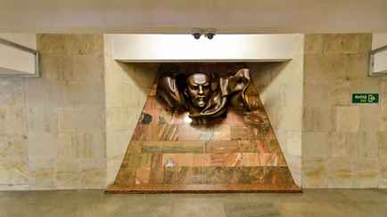 В Минском метро рассказали, почему у скульптуры Ленина на станции «блестит нос»