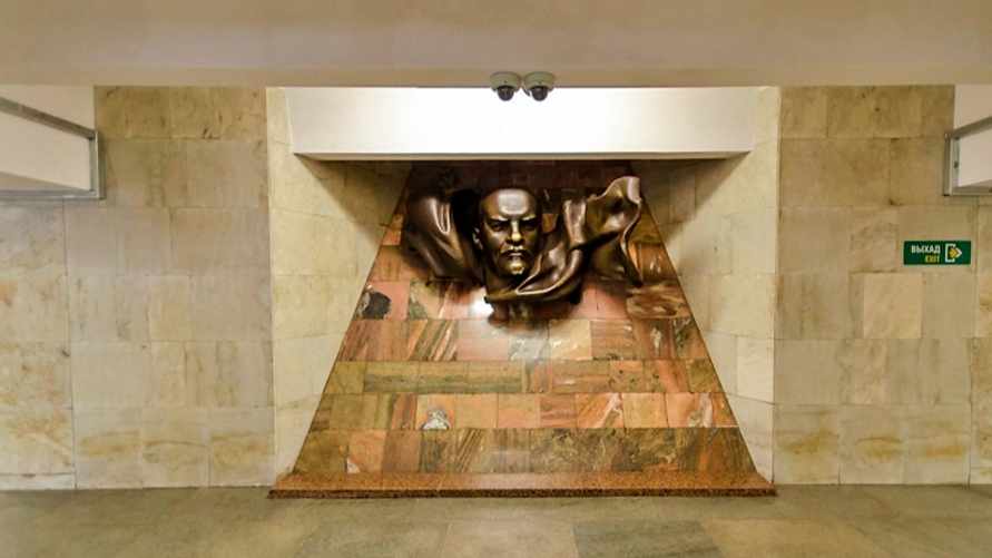 В Минском метро рассказали, почему у скульптуры Ленина на станции "блестит нос"