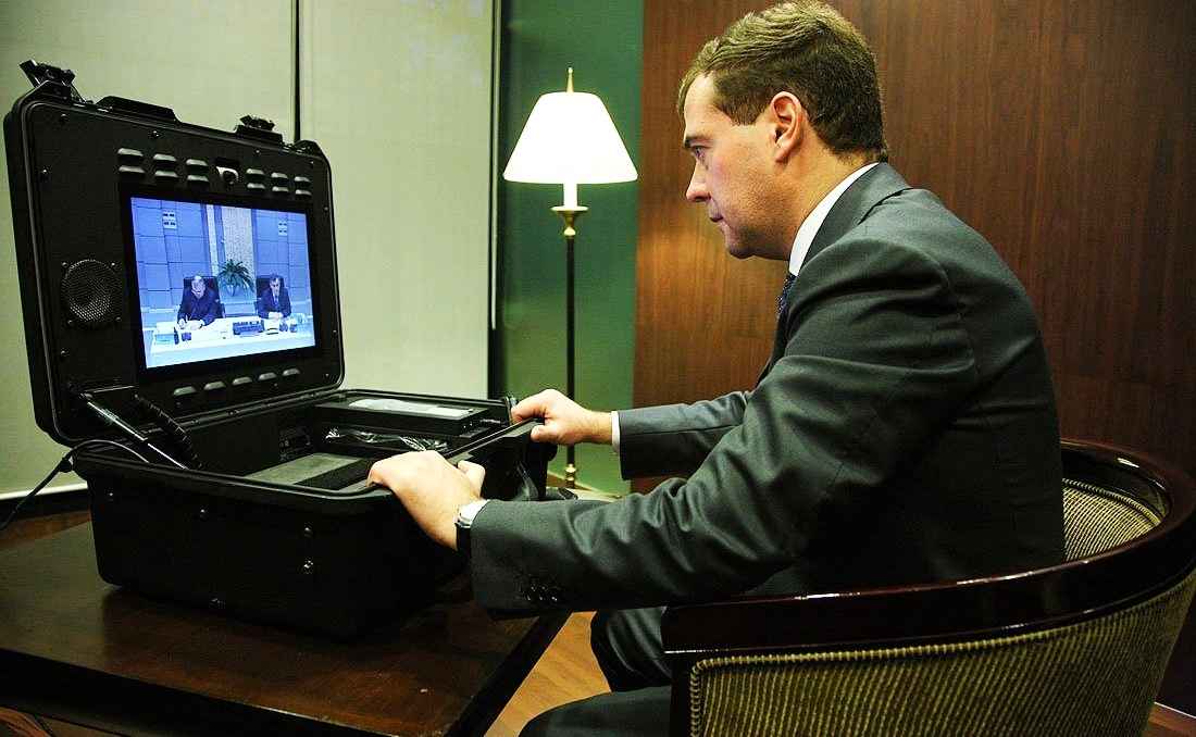 Медведев поблагодарил "пиратов", ворующих западные программы и фильмы