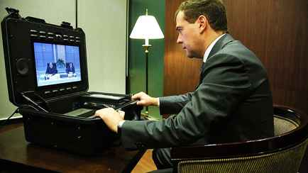 Медведев поблагодарил «пиратов», ворующих западные программы и фильмы