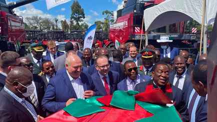 Президент Зимбабве подарил Лукашенко чучело