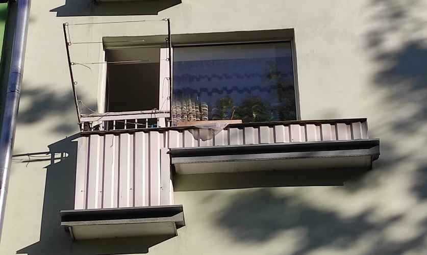 Житель Баранович случайно выбросил женщину с третьего этажа