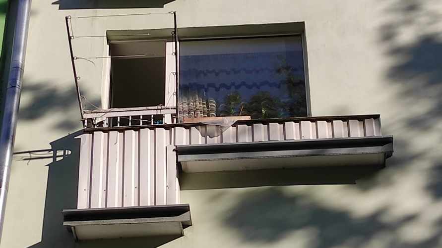 Житель Баранович случайно выбросил женщину с третьего этажа