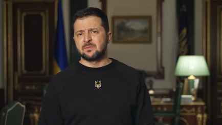 Зеленский предложил лишить гражданства всех украинцев с российским паспортом