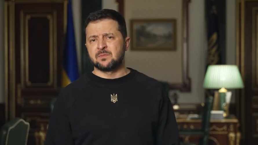 Зеленский предложил лишить гражданства всех украинцев с российским паспортом