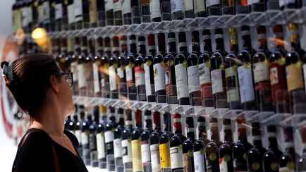 Совмин Беларуси запретил магазинам размещать алкоголь на кассах