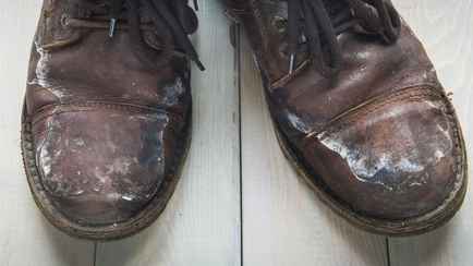 Как убрать пятна от соли с обуви: 5 простых домашних методов