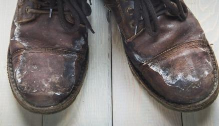 Как убрать пятна от соли с обуви: 5 простых домашних методов