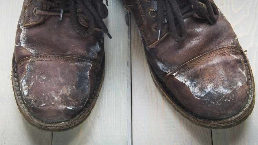 Как убрать пятна от соли с обуви: 5 простых домашних методов