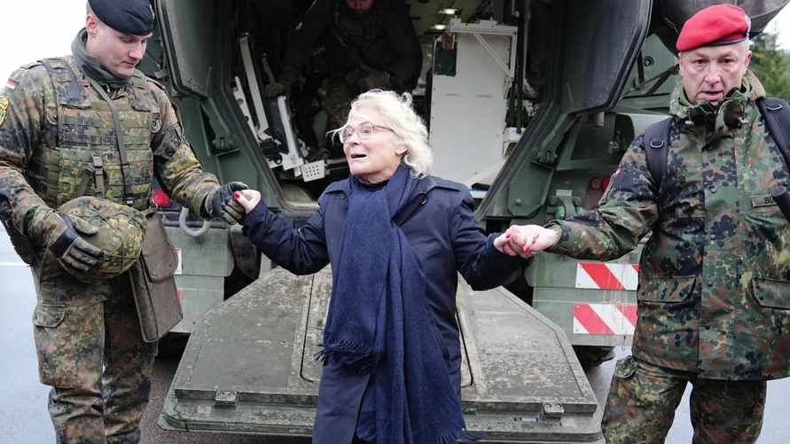 Шольц принял отставку министра обороны Германии