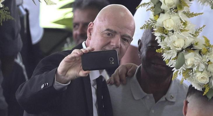 Инфантино сделал селфи на похоронах Пеле и попал в скандал