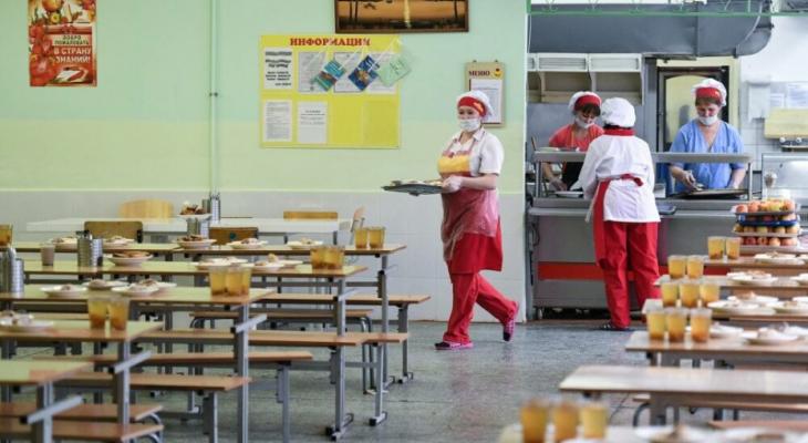 Белорусам пояснили, как они будут платить за питание детей в школах в 2023 году