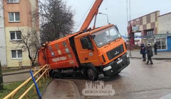 В Гродно провалившийся под асфальт мусоровоз помог найти труп