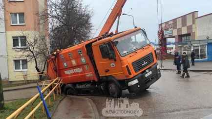 В Гродно провалившийся под асфальт мусоровоз помог найти труп