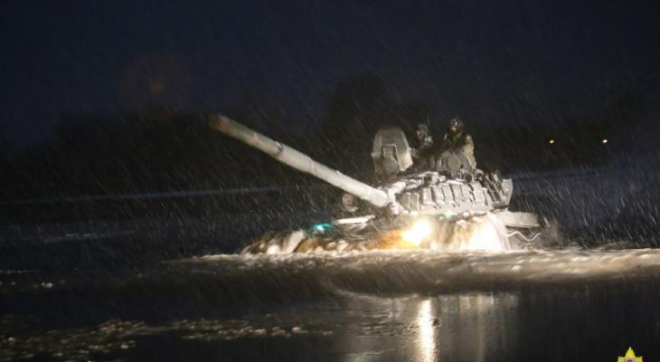 Минобороны показало форсирование реки белорусскими танками