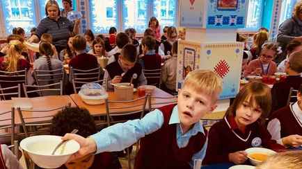В Минобразования показали, чем кормят белорусских школьников в качестве эксперимента