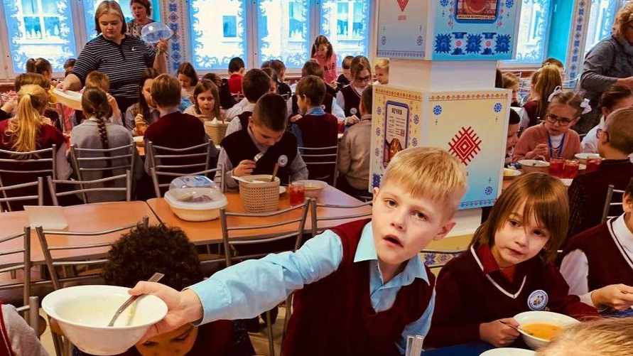 В Минобразования показали, чем кормят белорусских школьников в качестве эксперимента