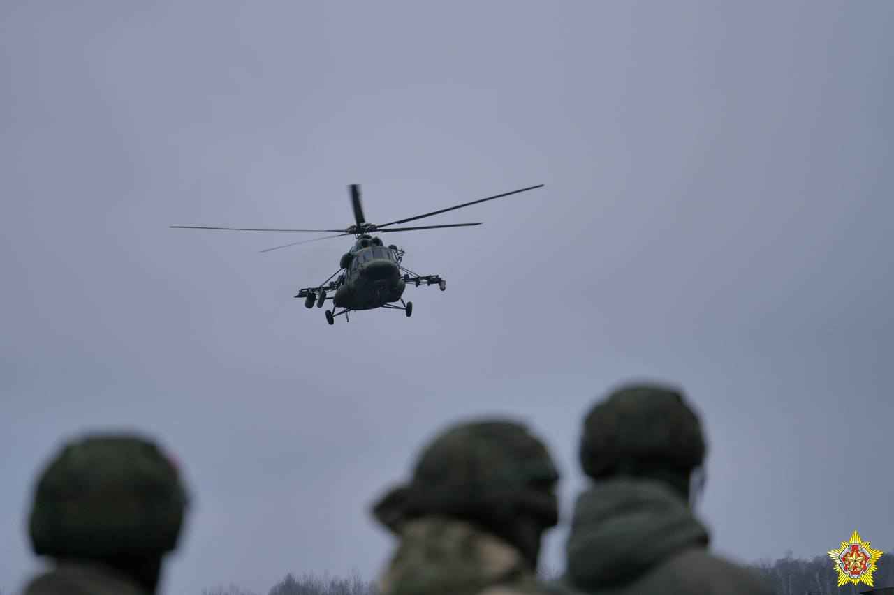 В Беларуси военных высадили из летящих вертолетов без парашютов