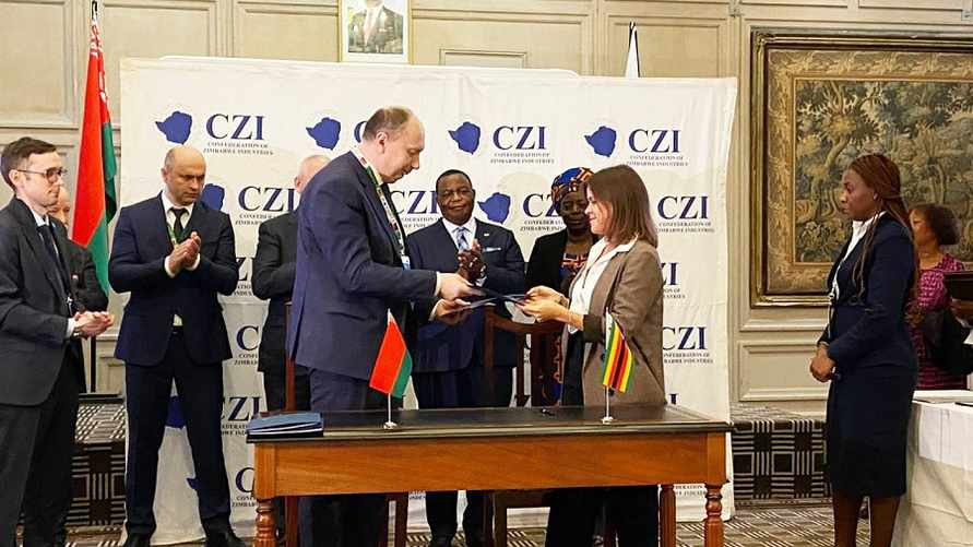 Беларусь пообещала поставить Зимбабве более 3,5 тыс. тракторов