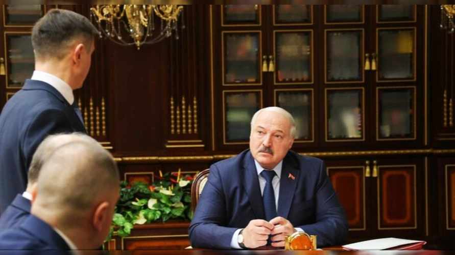 Лукашенко рассказал, что среди чиновников могут быть "враги"